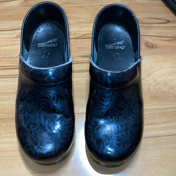 dansko hibiscus clogs